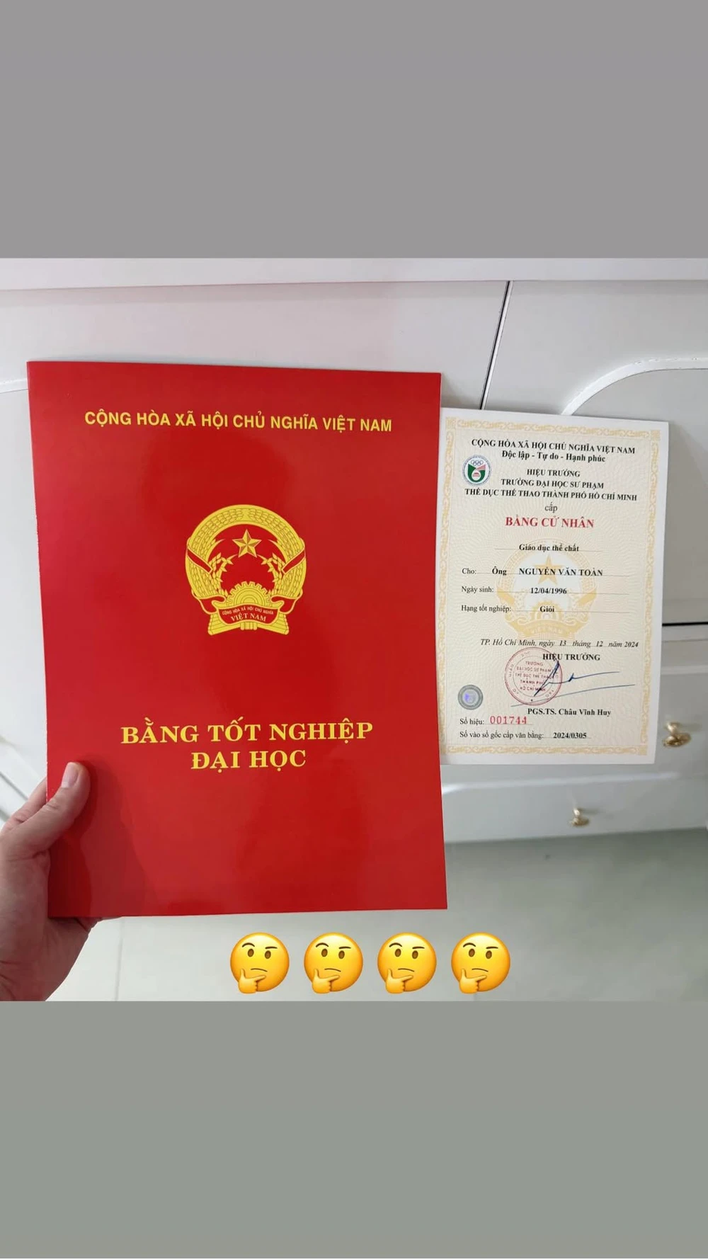 Văn Toàn khoe bằng tốt nghiệp đại học loại giỏi sau 10 năm vừa học vừa đá bóng - Ảnh 1.