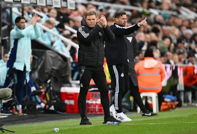 HLV Eddie Howe khen ngoi cac hoc tro sau tran thang Arsenal.