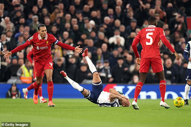 Đội trưởng Liverpool may mắn thoát thẻ đỏ sau pha chơi xấu với cầu thủ Tottenham - Ảnh 1.