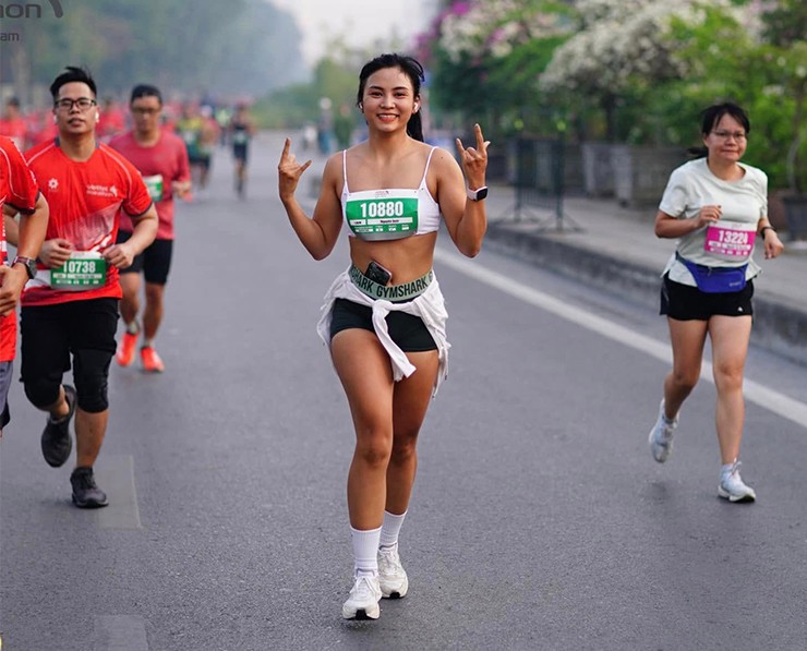 Nữ đô cử vòng ba 97 cm 'làm nóng' đường chạy marathon Hà Nội - Ảnh 1.