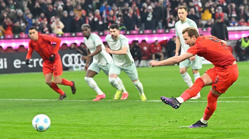 Harry Kane lập cú đúp penalty, Bayern Munich bỏ xa đối thủ cạnh tranh ở Bundesliga - Ảnh 1.