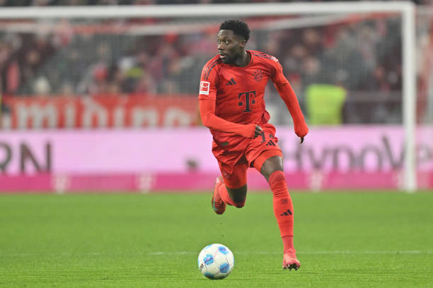 Alphonso Davies gia hạn hợp đồng với Bayern Munich