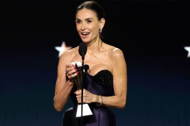 Demi Moore tỏa sáng tại Critics Choice Awards 2025: Đẳng cấp minh tinh! - Ảnh 1.