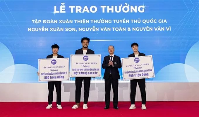 Góp công lớn giúp đội tuyển Việt Nam vô địch ASEAN 2024, Xuân Son nhận thưởng 'khủng' từ ông bầu