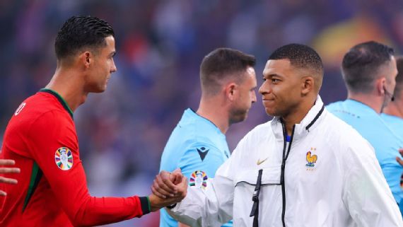 Ronaldo gửi lời nhắn đến Real Madrid, muốn 'dạy' Mbappe đá tiền đạo cắm - Ảnh 1.