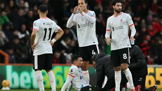 Trent Alexander-Arnold chấn thương phải rời sân