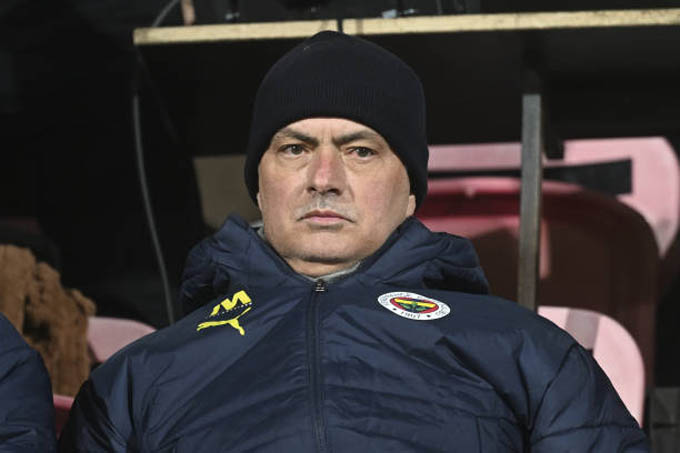 Mourinho và Fenerbahce thắng nhọc trước Rizespor