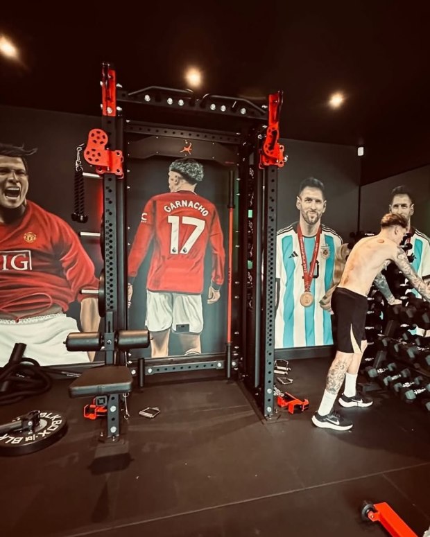 Khám phá phòng gym đẳng cấp của Garnacho: Nơi tôn vinh Ronaldo, Messi và huyền thoại thể thao - Ảnh 1.