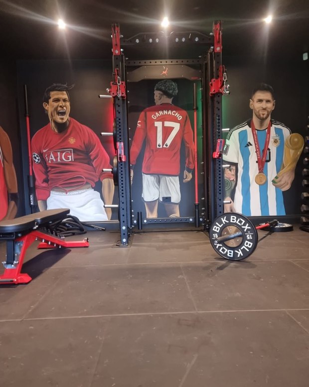 Khám phá phòng gym đẳng cấp của Garnacho: Nơi tôn vinh Ronaldo, Messi và huyền thoại thể thao - Ảnh 2.