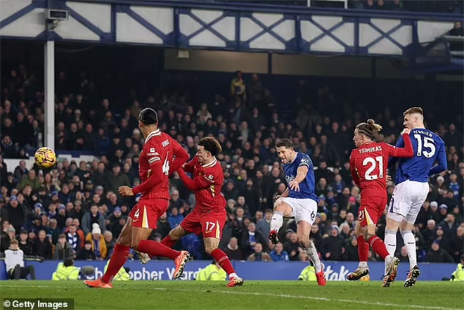 Mưa thẻ đỏ vì ẩu đả ở trận Everton vs Liverpool, HLV Arne Slot cũng bị đuổi - Ảnh 1.