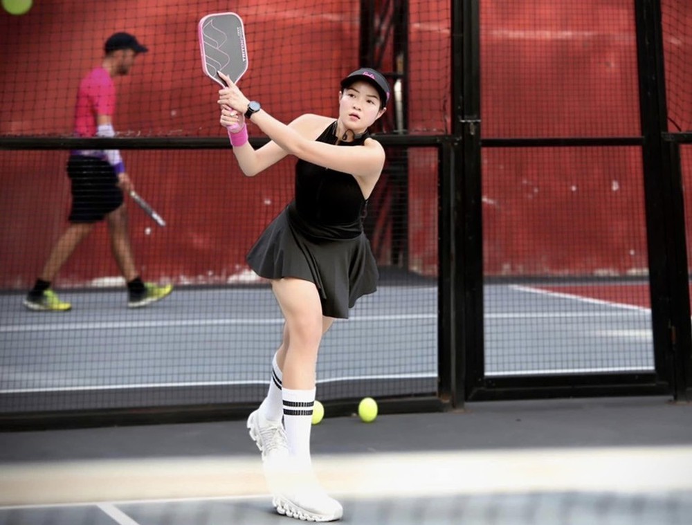 Mỹ nhân 'siêu vòng 1' tuyên bố chơi pickleball hệ cục súc, nhưng nhìn profile hóa ra chỉ là câu nói khiêm tốn - Ảnh 1.