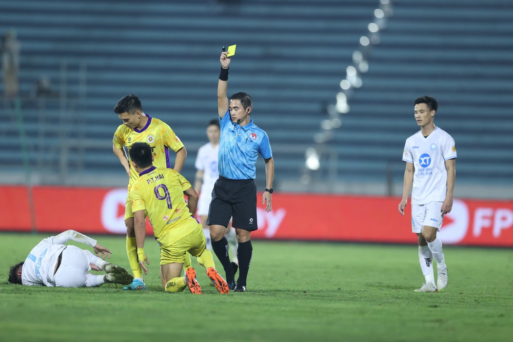 Đấu sớm vòng 13 V-League 2024/25, Nam Định – Hà Nội FC: 2-1: Tuấn Hải hoá “tội đồ”, HLV Vũ Hồng Việt thở phào với Nam Định  - Ảnh 1.