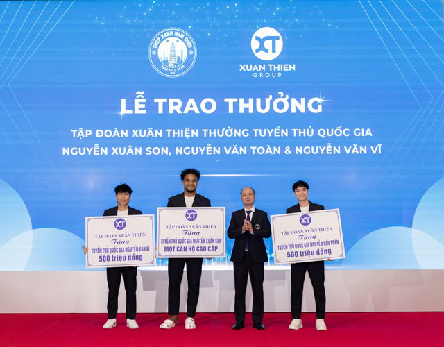 Xuân Son nhận thưởng căn hộ cao cấp trị giá hơn 1 triệu USD. Ảnh: Hoàng Linh