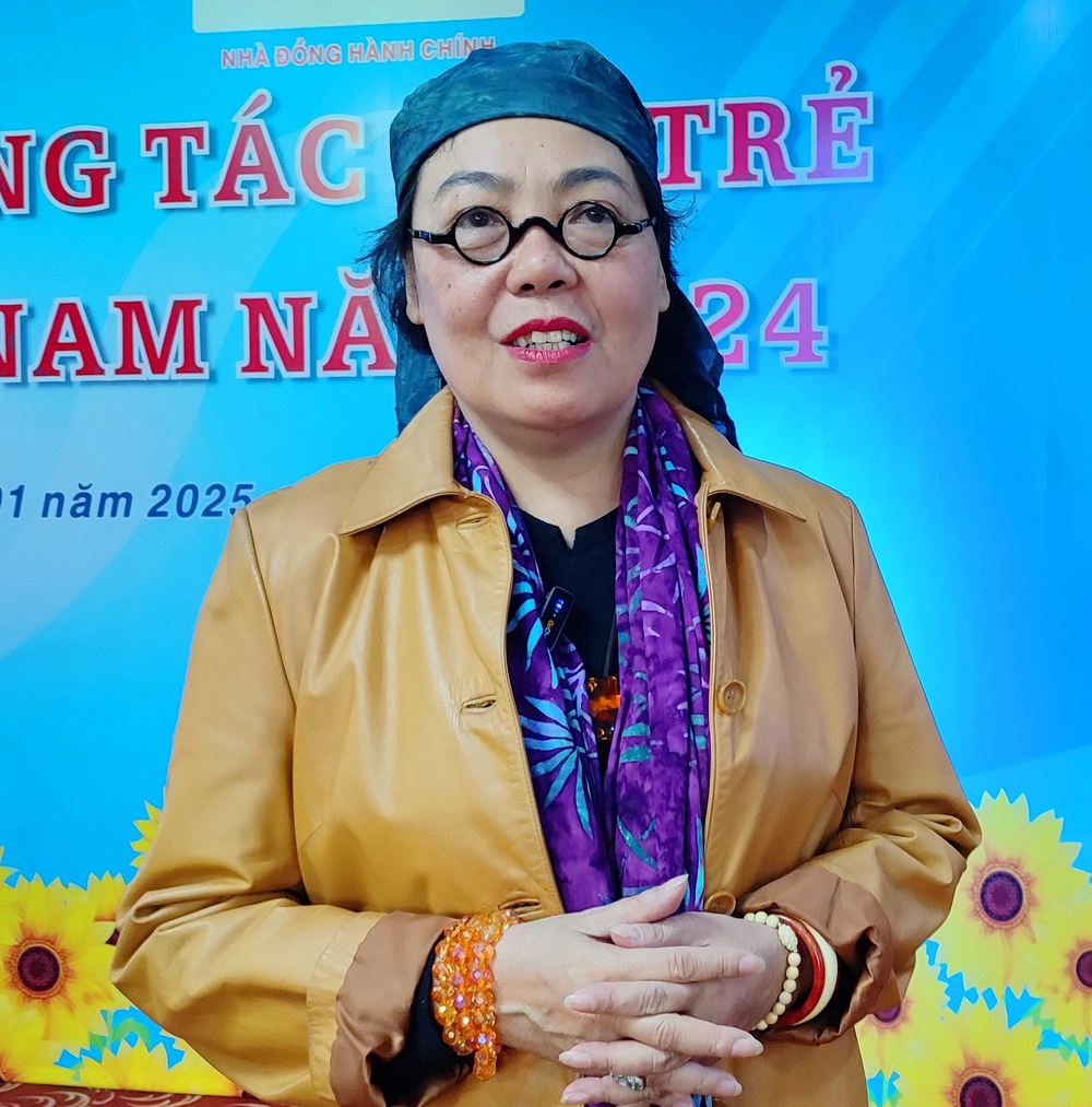 Nhà văn Y Ban: "Tôi sống rồi mới viết" - Ảnh 1.